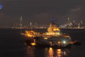 【山东舰夜泊维多利亚港】