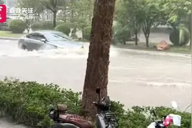 郑州普降暴雨多地积水致内涝频发：市民被积水冲走