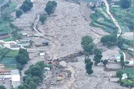 最新航拍画面！甘肃榆中县山洪搜救现场：超五公里河谷变滩涂