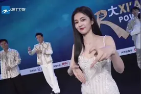 跑男第13季主题曲手势舞，白鹿领舞不愧是舞蹈女王，手势信手拈来