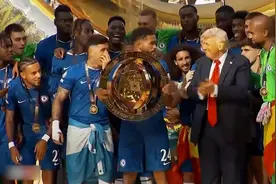 尴尬一幕：切尔西世俱杯夺冠，特朗普颁完奖硬站C位，球员一愣