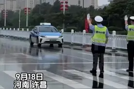 9月18日当天，河南各地上空拉响防空警报，交警脱帽 公交鸣笛
