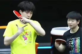 “下意识帮莎莎挡住镜头，王楚钦对于妹宝的暖心保护”#孙颖莎