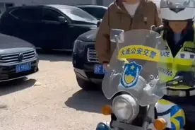 海狮占车位不走，大连市沙河口去交警带走海狮