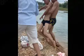 小伙子从水底救起一名初中生，面部已经发黑