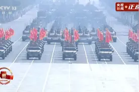 战旗方队浩荡而来！感受80面战旗出场带来的压迫感