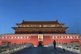 为何天安门不悬挂毛主席的照片，反倒要挂主席的画像？