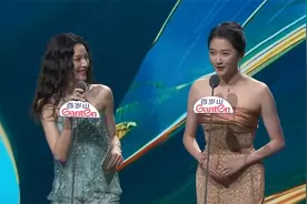 关晓彤小嘴真甜，台上对蒋欣叫妈，一开口逗得全场大笑！