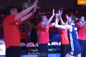 正在直播！中国女排收官战对决美国，欢乐出场引爆全场，太燃了！