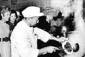 毛主席曾怒批国宴，请外国人只要四菜一汤就够，不料有外宾没吃饱视频封面