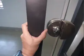 在密室逃脱里面过夜是什么体验？机关重重把我吓得不轻！