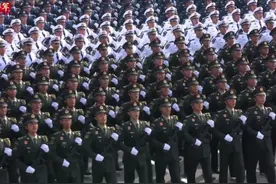 阅兵当天天安门广场可容纳超5万人的壮观场面。