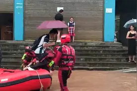 张家界桑植暴雨致洪水来袭 消防紧急救援转运被困考生及群众25人
