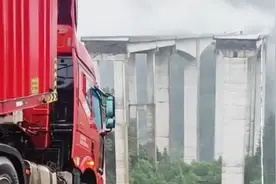 贵州一高速大桥垮塌！实拍：大哥急喊“别走退回去”视频封面