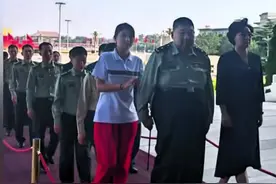 毛新宇携家人到毛主席纪念堂祭奠缅怀