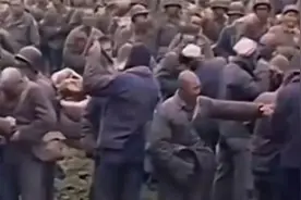 1949年国民党撤离真实影像，喷六六粉洗澡消毒，这一去将是永别