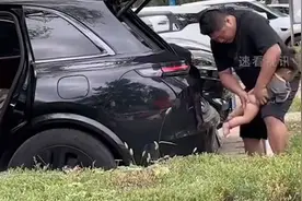 女儿拉肚子被爸爸洗屁股，每步全在妈妈意料外，走完流程偷感十足