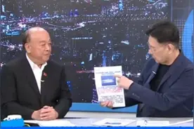 台官员解说大陆双航母演练的意义，赵少康在旁边满脸愁容和焦虑