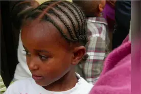 黄楼的这个养家姐姐，也是比利时夫妻领养的，小时候就胜似亲姐妹