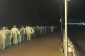 广州凌晨4时：50余名60多岁老人“一字长蛇”白衣夜行！官方回应视频封面