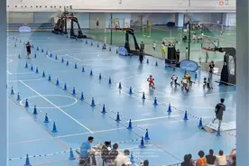 儿童平衡车比赛，红衣选手脚踹其他的选手，家长愤怒制止比赛叫停