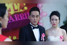 出轨丈夫娶小三，妻子一袭红裙挽着总裁出席，丈夫看呆了！