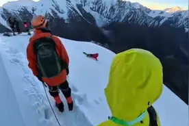 视频曝光！驴友登5588米雪山滑坠身亡，知情人：疑帮人拍照脚被绊