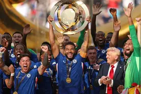 捧杯时刻！切尔西队长詹姆斯高举世俱杯，特朗普抢镜