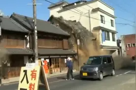 2011日本大海啸实拍：38米高的海浪，5分钟灭一座城，场面太震撼