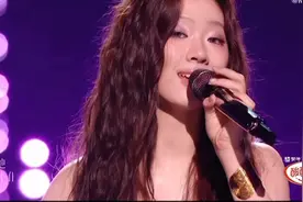 单依纯突然飙海豚音，编曲再陷争议，网友求她离常石磊远一点，