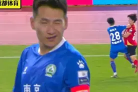 比赛中南京队长手肘压到一球员喉部，导致这名球员不适倒地