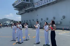 山东舰上和香港市民一起唱歌的海军哥哥姐姐