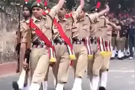 被三哥硬尬2分钟，不建议吃饭的时候看!印度仪仗队视频封面