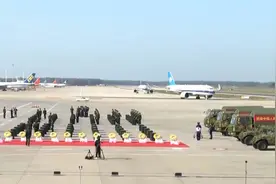 4架歼20伴飞运20迎英雄回家 机场将以最高礼遇“过水门”接风洗尘