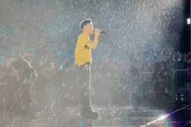 #谢霆锋广州演唱会 狂风暴雨中的《早知》肉眼可见的大雨倾盆而下