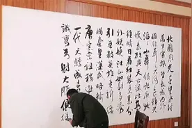 墙上书写《沁园春雪》