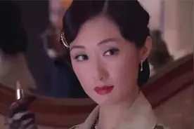 美女被汉奸搜查摸遍全身，怎料她把枪藏在马桶里，太厉害