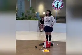 沈阳吾悦广场闪现柜子，正义路人铁拳出击，围观群众叫好。