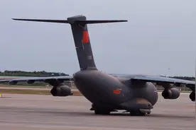 运20起飞前尾巴摇来摇去，也太可爱了吧！#运20#空军万岁