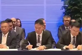 刘强东登新闻联播，以达沃斯主席身份对话总理