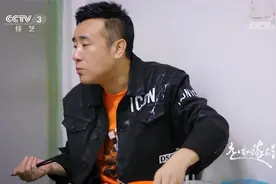 于和伟来到三哥的包子铺，吃着包子看着人来人往，放松又温暖视频封面