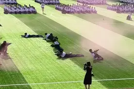 四川一中学新生军训成果展示，滑跪动作丝滑干净利落，燃爆全场！