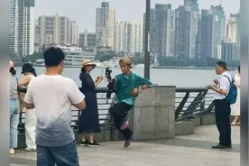 路人视角神级抓拍！外滩“凌波微步”名场面，把情侣笑到缺氧