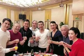 当年梁山好汉同框意气风发，今昔合影对比，你看得出都演了谁吗？