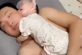 5个月宝宝非要粘着他爸爸睡觉看父女俩幸福的样子