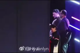 国乒大合照，莎莎是等待拍照的乖宝宝，王皓合不拢嘴