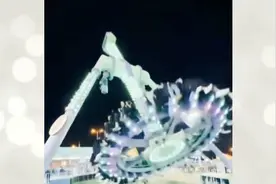 沙特游乐场大摆锤突然断裂