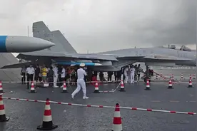 #山东舰开放日现场突降大雨，官兵让市民在舰载机下躲雨！