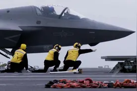 大国海军再添利剑！震撼瞬间：多角度看歼-35在福建舰弹射起飞