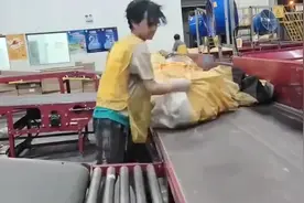 难怪分拣快递小哥工资日结，看完你就明白了视频封面